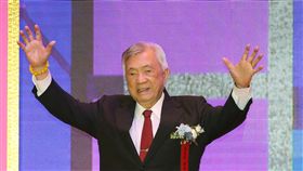 高齡92歲看診不停歇　心臟權威連文彬獲表揚第29屆醫療奉獻獎頒獎典禮26日在台北舉行，曾任前總統李登輝「御醫」、高齡92歲仍持續看診的心臟科權威連文彬（圖）獲頒個人獎，開心登台接受表揚。中央社記者郭日曉攝　108年10月26日