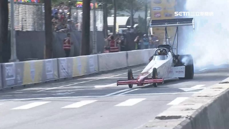 地表直線加速最快！火箭車秀高雄登場