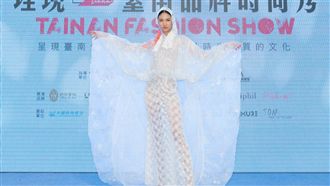 名模全身透視裝走秀！背後全裸大長腿