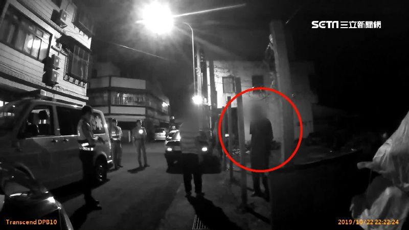 醉漢握刀揮舞　「防割手套」護警對峙