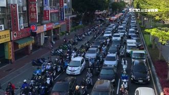 上班尖峰出車禍！華江橋成大型停車場