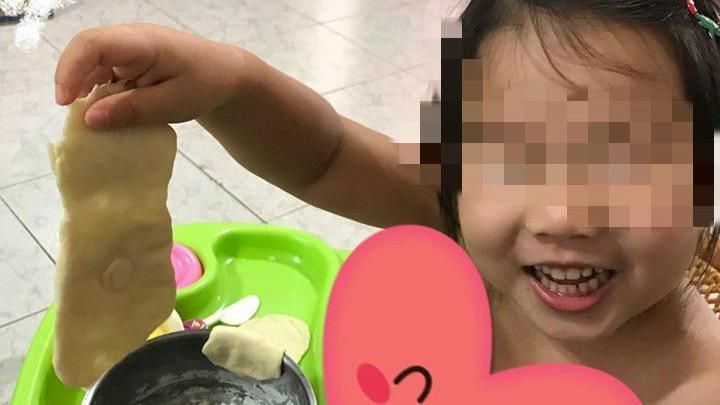 3歲女童脫衣玩麵糰　竟捏出媽媽的…