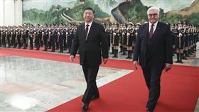 德國總統與習近平會晤中國國家主席習近平10日與訪問中國的德國總統史坦麥爾（右）會談。圖為會談前在北京人民大會堂舉行的歡迎儀式。史坦麥爾會後向媒體表示，兩人有談到人權問題。（中新社提供）中央社  107年12月11日