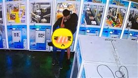 娃娃機店,情侶,火車便當,熱吻　圖／翻攝爆廢公社二館