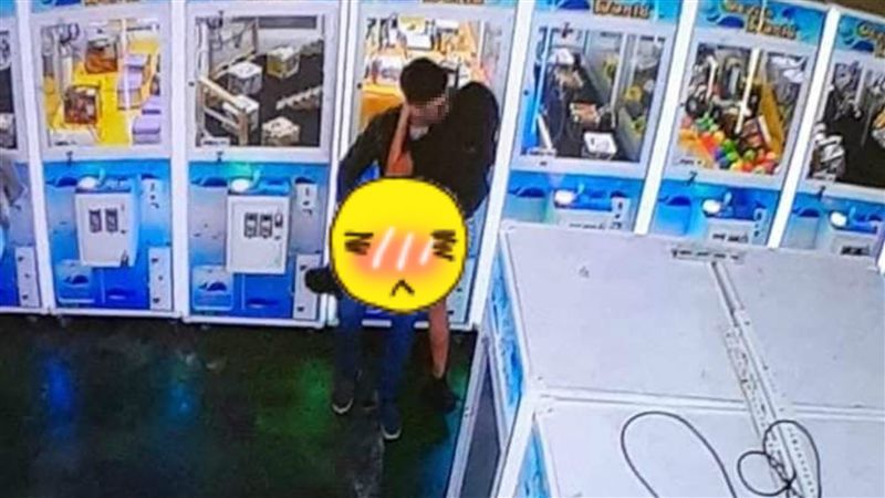 半套火車便當！情侶娃娃機店激烈交疊
