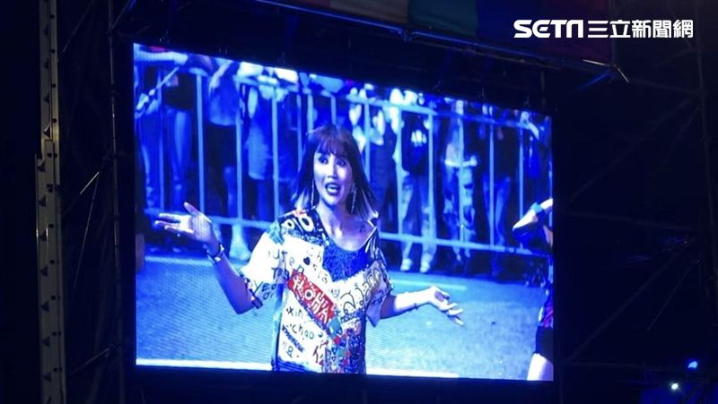 天后遊行開唱被搶麥！攤手笑說怎麼辦