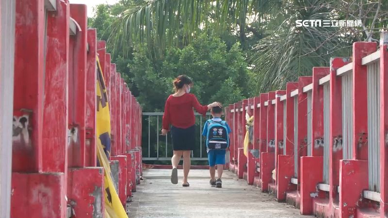 小學陸橋受損　完工40年沒維護資料