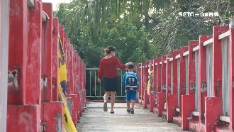 小學陸橋受損　完工40年沒維護資料