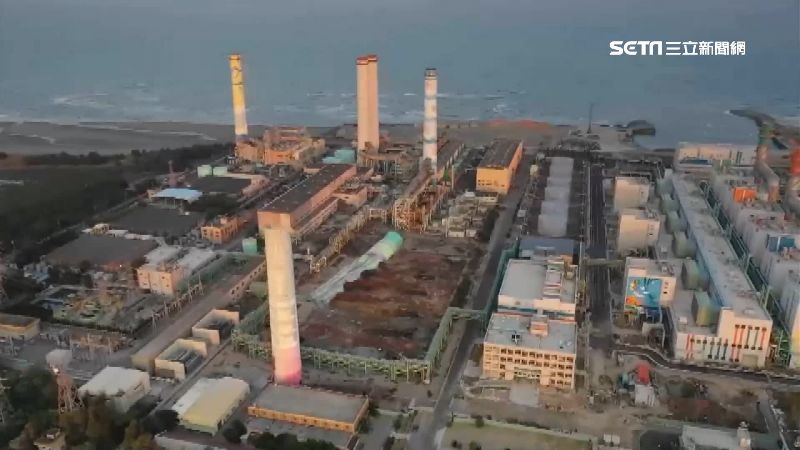 放倒百米舊煙囪　轟然巨響宛如地震