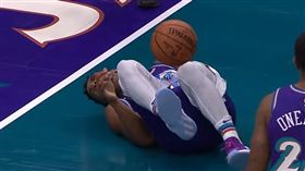 Donovan Mitchell遭球擊中胯下。（圖／翻攝自YouTube）