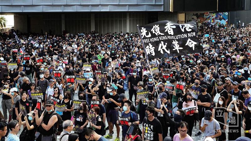 港民集會追究警暴！港警丟催淚彈驅離