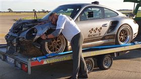 ▲擁有1800匹馬力的保時捷911 Turbo S撞車（圖／翻攝自Car Acceleration TV）