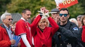 奧斯卡,Jane Fonda,BAFTA,被捕,逮捕,畫面,致敬,影片,暖化,抗議,　圖／翻攝自推特