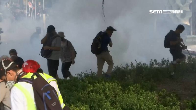 港民示威燒地鐵站！警狂射催淚彈回敬