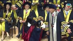 （圖／翻攝自微博）香港,理工大學,博士,畢典,校長,口罩