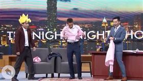 ▲吳怡農參加博恩夜夜秀錄影，上演爆扣扯襯衫、伏地挺身和摔角技巧（圖／翻攝STR Network YouTube）