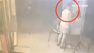 長髮妹遭「熊抱」嚇壞！男子躺地裝傻