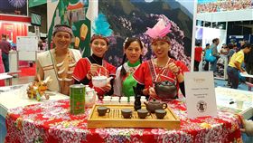 蒙特婁旅展現場除了提供觀光資訊及諮詢服務外，並提供客家擂茶製作體驗、高山茶品嚐和書法活動，參觀和體驗人潮不斷。（台灣交通部觀光局提供）中央社記者胡玉立多倫多傳真 108年10月28日