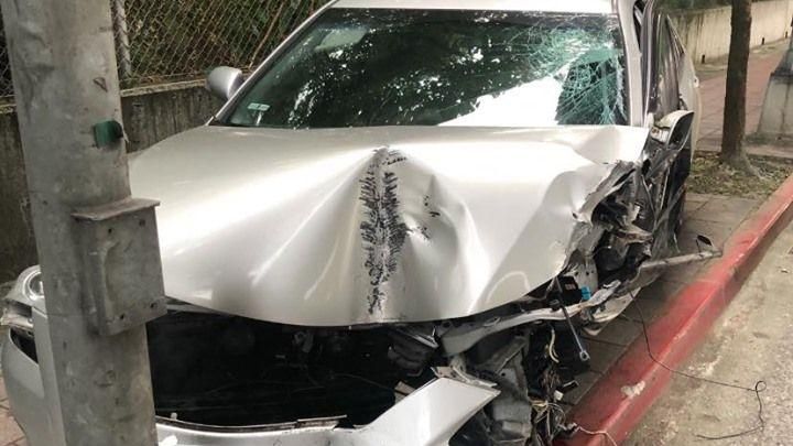 快訊／疑酒駕？男自撞路燈車毀人傷