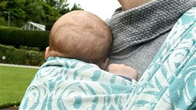 嬰兒背巾。(圖/Pixabay)