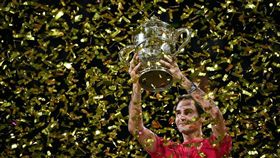 瑞士網球名將費德瑞27日在瑞士室內網賽直落二擊敗澳洲小將德米瑙爾，輕鬆在家鄉巴塞爾奪下他在這項賽事的第10座冠軍金盃。（圖取自twitter.com/atptour）