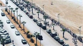 黎巴嫩數以萬計抗議民眾27日組成南北向人鏈，從的黎波里穿越貝魯特到泰爾，用170公里長的黎巴嫩之路象徵新獲得的國家團結精神。（圖取自twitter.com/LunaSafwan）