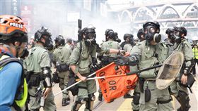反送中示威癱瘓交通 港警發射催淚彈清場（1）反送中支持者29日堵塞銅鑼灣sogo百貨，警方發射催淚彈清場。中央社記者張謙香港攝 108年9月29日