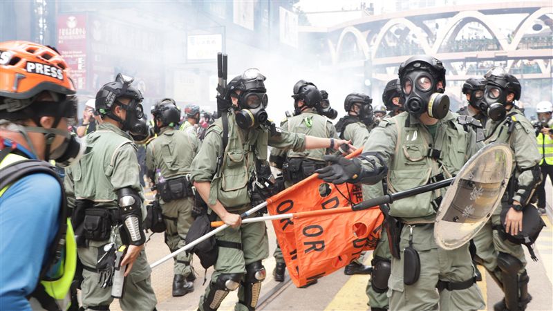 港警挑記者下手？拔面罩胡椒水全都來