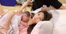 小歪（孫沐辰）剖腹產下一子。翻攝臉書