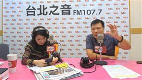 國民黨總統參選人韓國瑜近日展開「平民土地學習傾聽之旅」，端出高山升旗台、故宮文物一次展，以及免費出國遊學1年等政見牛肉，頻引發爭議，遭各界批評全是空頭支票，連資深媒體人蔡詩萍都看不下去，於受訪時表示韓國瑜「一點sense」都沒有。（圖／翻攝自hitfm）