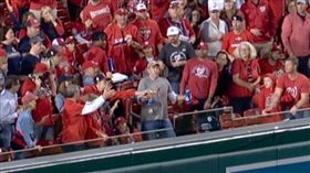▲球迷胸部停球，保住手上的啤酒。（圖／取自MLB官網）