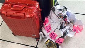 台中市美村路地下道連儂牆日前遭35歲的胡姓陸客毀損，警方獲報到場，將胡男及相關人證、物證帶回調查，訊後依毀損罪嫌移送地檢署偵辦。（陳致豪提供）中央社記者趙麗妍傳真　108年10月28日