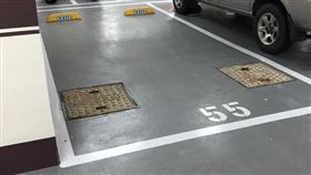 屋主買車位「驚見2孔蓋」…過來人「曝作用」狂勸退：會很慘！（圖／批踢踢）