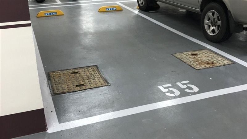 車位下是化糞池！網友：會噴大便出來