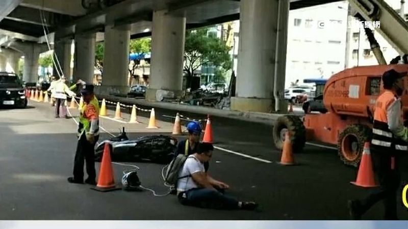 捷運施工露線　騎士突遭勒喉摔車斷牙
