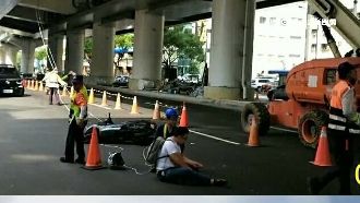 捷運施工露線　騎士突遭勒喉摔車斷牙