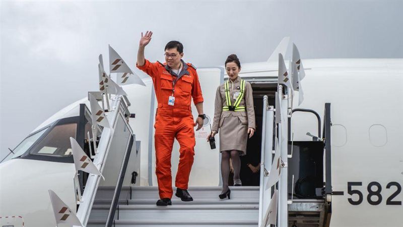 穿橘衣駕飛機抵台　張國煒大器談長榮