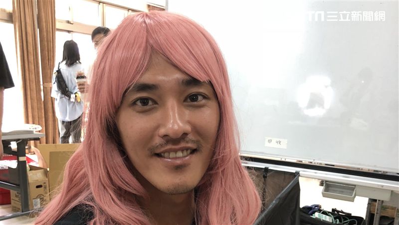 藍正龍戴粉色長假髮　和郭書瑤尬美
