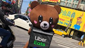 日前就有一位網友拍下了一位外送員，並在臉書粉專《靠北ubereats》中貼出照片，只見一個外送員正穿著全套玩偶裝在執行外送，此文一出立刻掀起熱議，許多網友看了紛紛直呼：「太可愛了！」（圖／翻攝自《靠北ubereats》臉書）