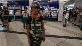 禁蒙面法實施後，香港警方和記者衝突有增無減。攝影記者詹姆斯（前）27日在旺角採訪期間遭警方逮捕，被控「阻差辦公」。（圖取自twitter.com/tomgrundy）