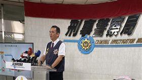 刑事局偵查第七大隊副大隊長徐釗斌（圖）28日表示，日前獲報指有電信詐欺機房藏身在新北市板橋區一處公寓4樓內，專案小組經蒐證完備後循線攻堅，現場查獲犯罪用電腦、手機、網路分享器、教戰手冊和斧頭等贓證物。中央社記者黃麗芸攝　108年10月28日