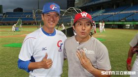 王建民和川崎宗則相見歡。（圖／記者王怡翔攝影）