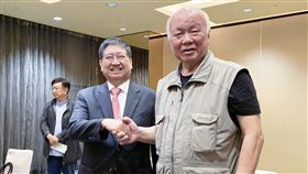 新竹縣文化基金會第10屆董事會28日改選，董事會大幅更新，卸任董事長林光華（右）並交棒給新任董事長、新竹縣長楊文科（右2）。中央社記者郭宣彣攝　108年10月28日