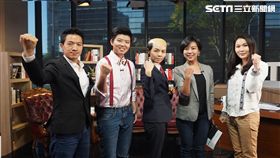 左起：民進黨立法委員何志偉、主持人苗博雅、菜浿梨子、時代力量秘書長吳佩芸及永齡基金會執行長劉宥彤，參與《我不懂，你明白》節目錄影。
永齡基金會執行長劉宥彤祭百萬雞排對賭劉家昌。
時代力量吳佩芸對於黃國昌是否加入不分區表示請大家期待。