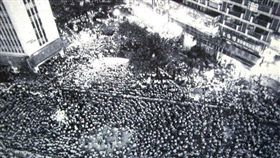 30年前無殼蝸牛聯盟抗議房價高長，號召5萬人夜宿忠孝東路。(圖／無殼蝸牛聯盟提供)