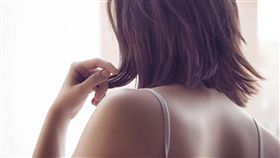 -背影-脖子-肩帶-（圖／pixabay）