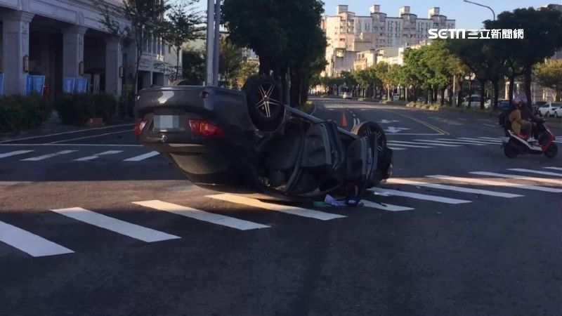 駕駛為閃狗翻車　路人協助2人脫困