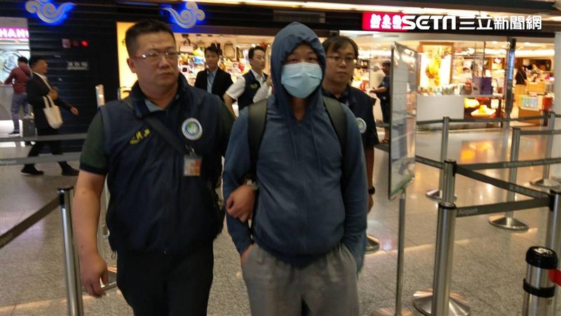 中國男撕毀連儂牆　他昨被捕火速遣返
