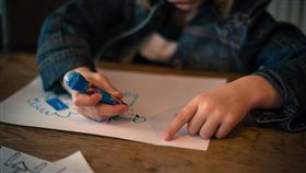 電子連絡簿月收500？不使用看不到寶貝照　家長全傻眼　（圖／翻攝自Pixabay）