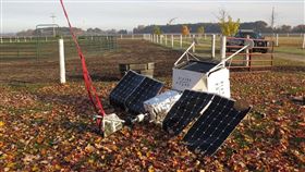 轟！她本要散步…農場院子卻傳驚人巨響　一看驚呆：是衛星（圖／翻攝自臉書）